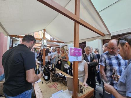 Degustacije ob eni od stojnic z vinsko ponudbo